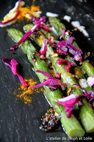 Asperges vertes au chou rouge, sur ardoise