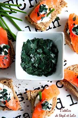 Bouchées au saumon frais et pétales de spiruline