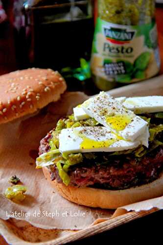 Burger à la feta et fondue de poireaux