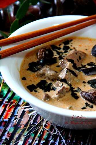 Curry rouge Thaï de porc aux aubergines et champignons parfumés