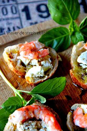 Mini rondelles de ficelle à la feta et crevette rose