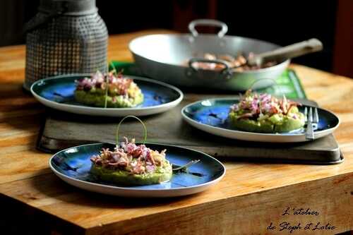 Salade de calmar sur lit de guacamole