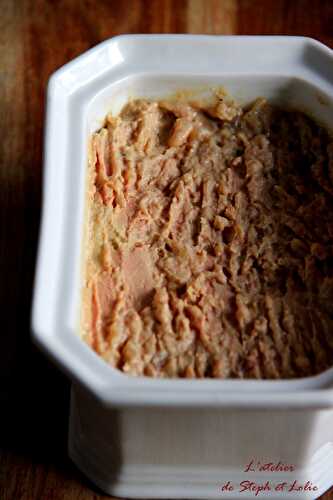 Terrine de foie gras mi-cuit aux poires confites, miel et rhum vieux