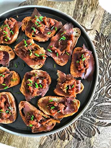 Toasts viande des grisons et chutney de figues