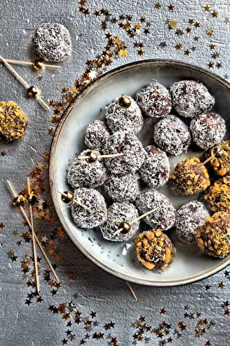 Truffes au chocolat, noix de coco râpée et éclats de pistaches