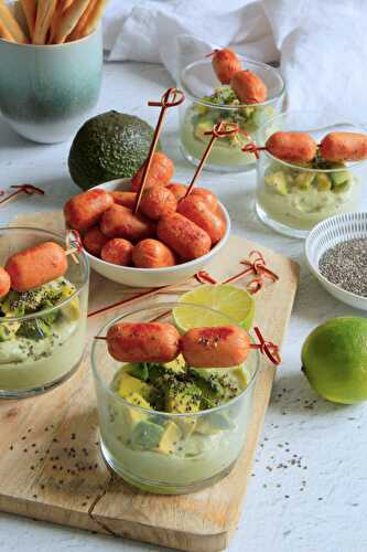 Crème d’avocat au lait de coco, mini brochettes de saucisses cocktail de porc rôties et graines de chia