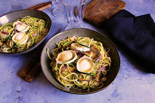 Capellini, oignons caramélisés, miel et chèvre