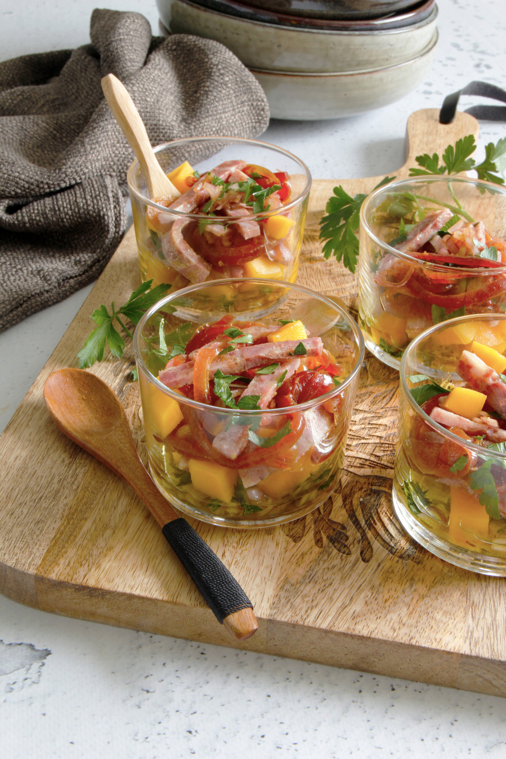 Verrines tête roulée, dés de mangue et confit d’oignons rouge