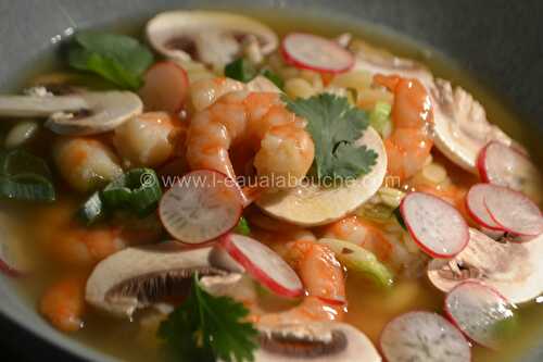 Soupe Asiatique Aux Crevettes Et Aux Grains de Blé Dur