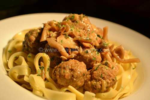 Boulettes Sauce aux Amandes et aux Champignons sur Tagliatelles