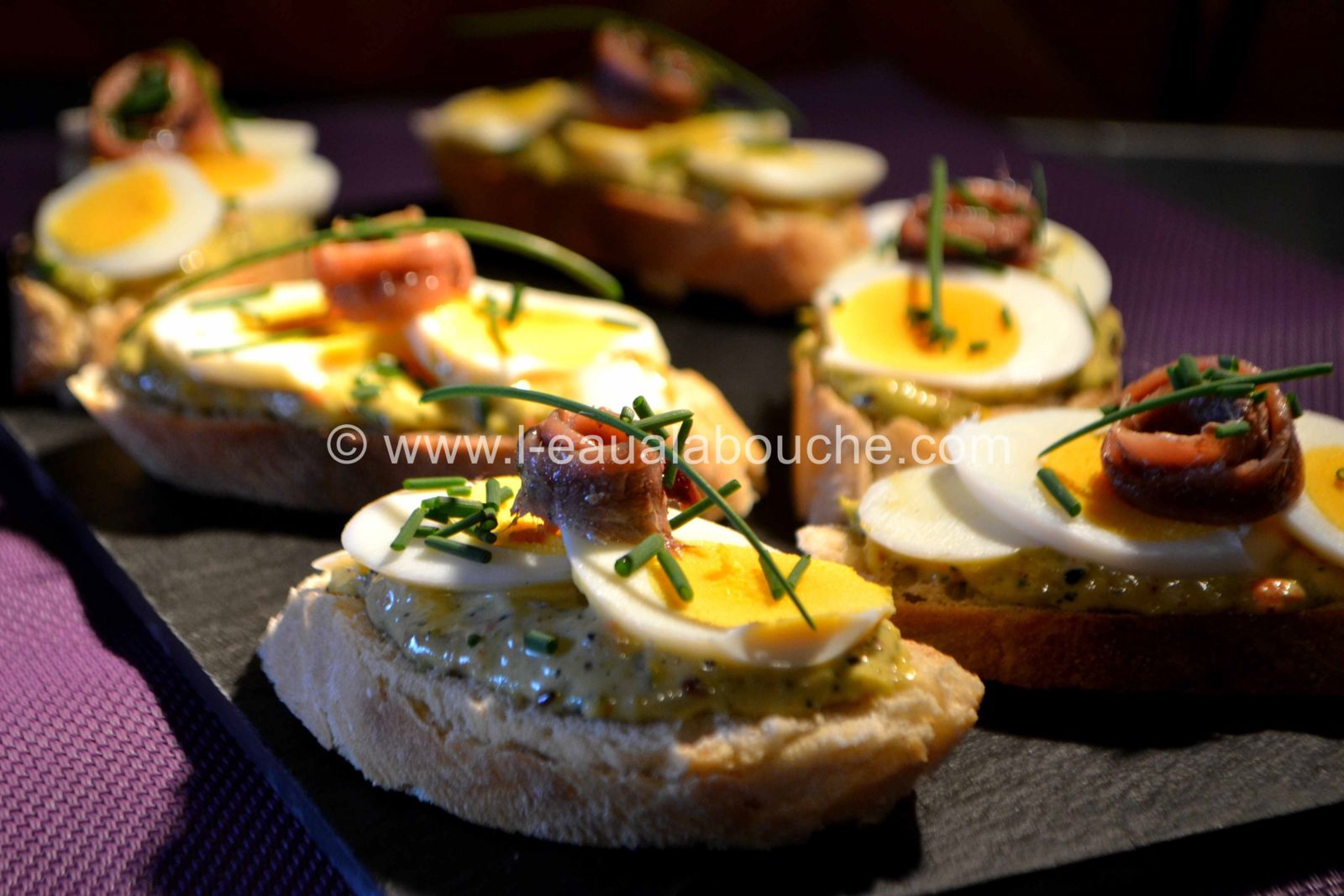 Tartine Aux Œufs Et Anchois Sur Mayonnaise D'Asperges