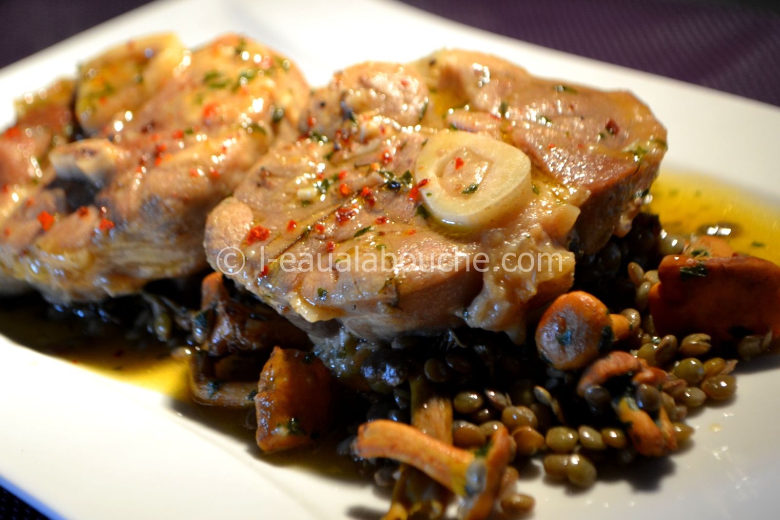 Jarrets De Porc À La Bière Sur Lentilles Aux Chanterelles