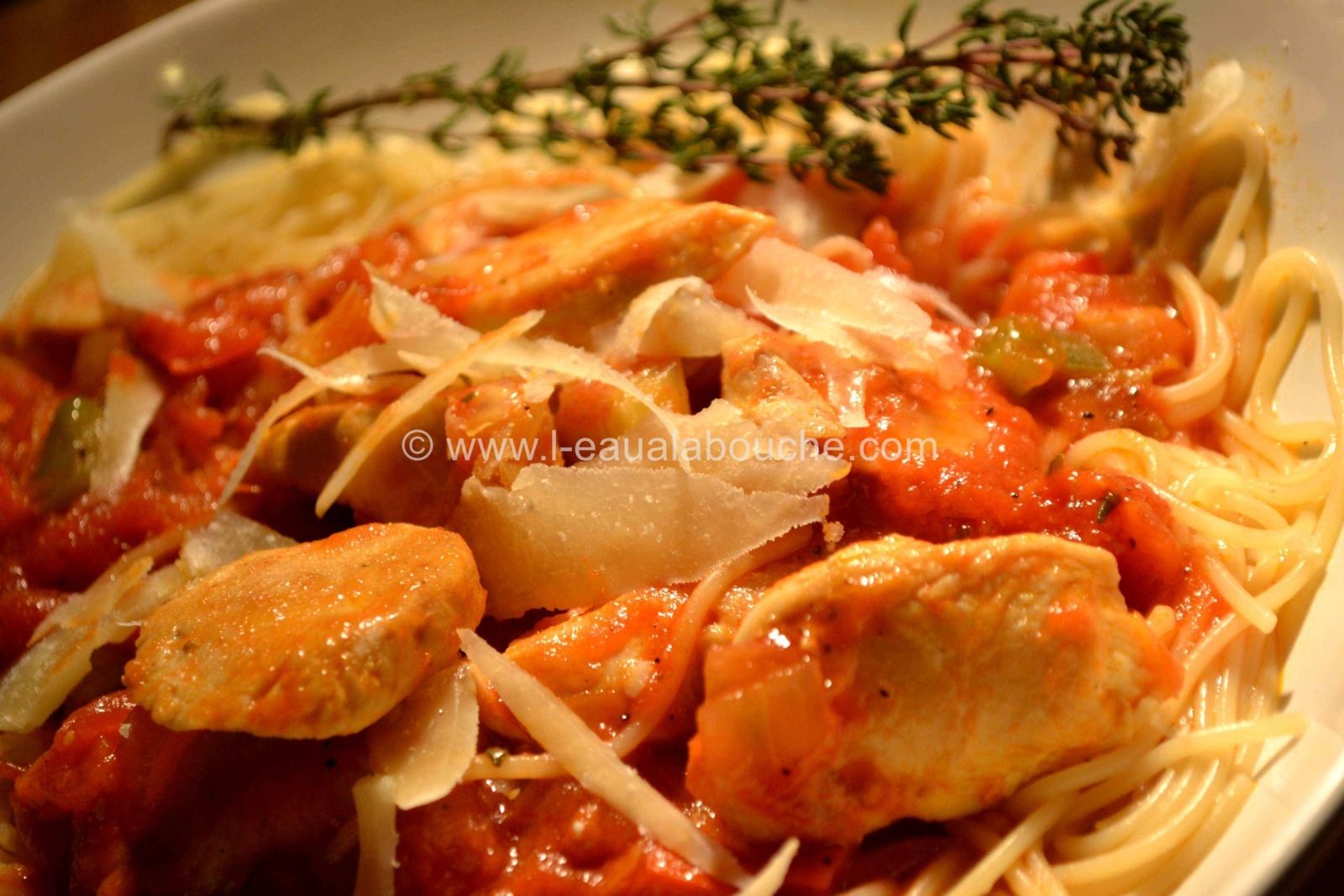 Capellini Au Poulet À La Tomate Et Aux Légumes 