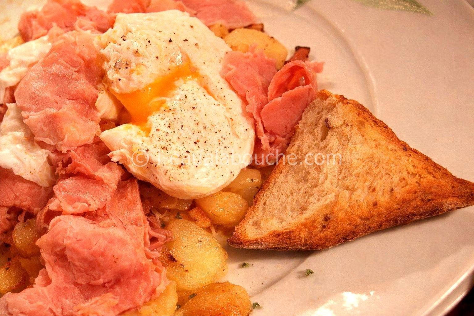 Oeufs Pochés Patates Sautées Jambon De Campagne