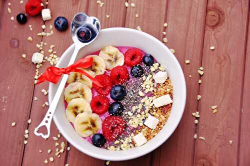 Smoothie bowl aux fruits rouges détox et végan