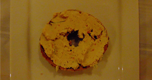 Bagel avec fromage à la crème végétal et faumon fumé 