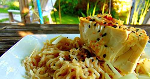 Bloc de tofu avec huile parfumée à l'ail et au piment