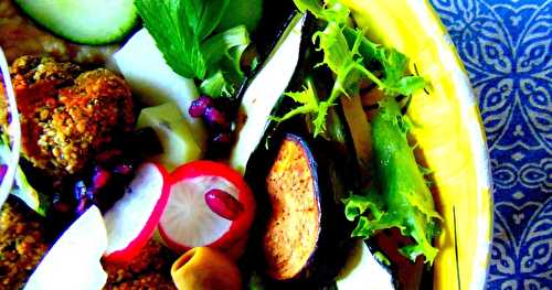 Bol méditerranéen avec houmos, falafels et légumes grillés 