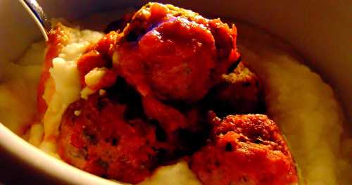 Boulettes tomatées sur lit de pommes de terre en purée