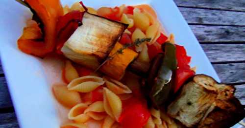 Brochettes de ratatouille sur pâtes aux tomates et lait de coco