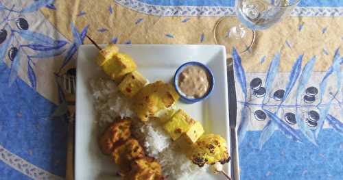 Brochettes de tofu à l'indonésienne et oignons Bhaji