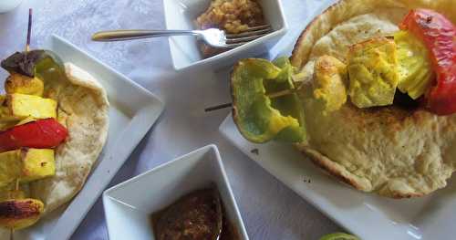 Brochettes de tofu et légumes sur naan épicé