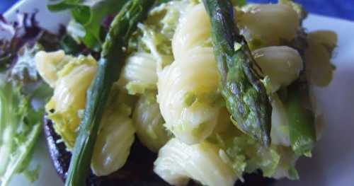 Cavatappi aux asperges sur champignons portobello