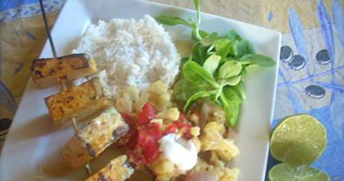Curry d'aubergine et chou-fleur, et brochettes de tofu