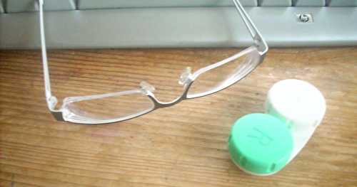De lunettes et de verres de contact dans la cuisine!