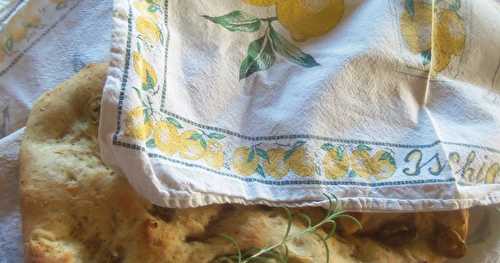 Fougasse aux olives vertes et au fenouil cuite sur le bbq