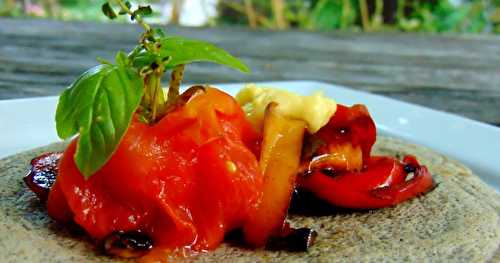 Galettes de sarrasin à la piperade avec tomate blanchie aux herbes