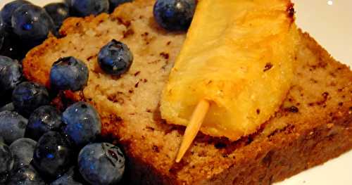 Gâteau aux bananes et un peu chocolat avec ananas grillé