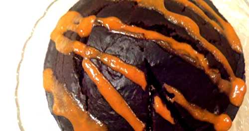 Gâteau moelleux au chocolat et coulis de beurre d'arachides
