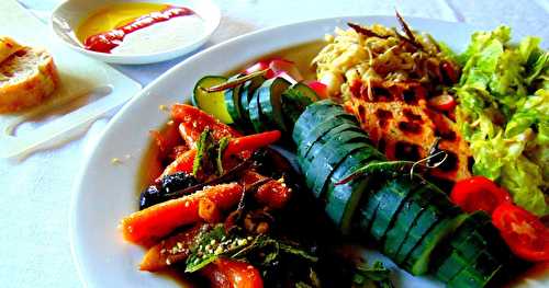 Gaufres de tofu BBQ, carottes au dukka et olives marocaines, et verveine citronnelle frite