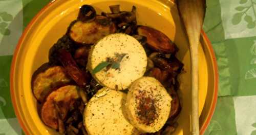 Grand plat de lentilles garnies de pommes de terre, champignons et feta