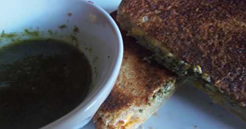 Grilled cheese au pesto de sauge et trempette aux herbes fanées