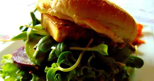 Hamburger club sandwich et frites de légumes au four