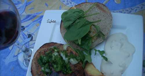 Hamburger de seitan sur le BBQ et chimichurri