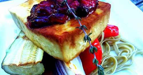 Légumes grillés et tofu sur un lit de pâtes au thé vert