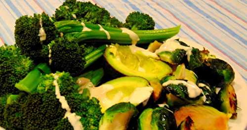 Légumes verts; avocat, brocoli, chou de bruxelles et sauce tahini