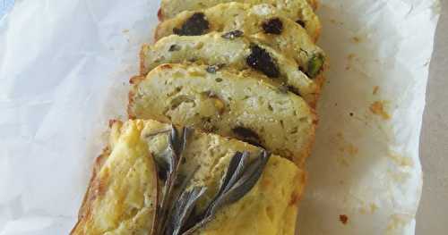 Pain-gâteau au fromage de chèvre et pistaches