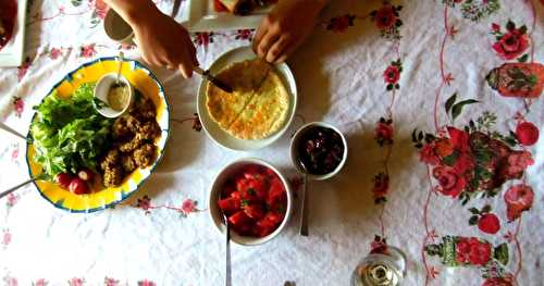 Pain plat à l'ail, avec ses tomates et sa tapenade