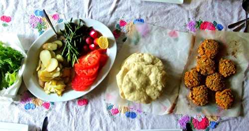 Pain plat, garnitures, crudités, et croquettes de patates douces