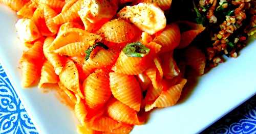 Pâtes avec sauce aux tomates crues  et "bocconcinis" véganes 