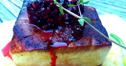 Pavés de tofu avec sauce aux framboises sur un nid de poivron rouge avec des pâtes à la fleur d'ail