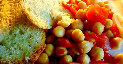 Pois chiches à la tomate sur tartines de pain grillé