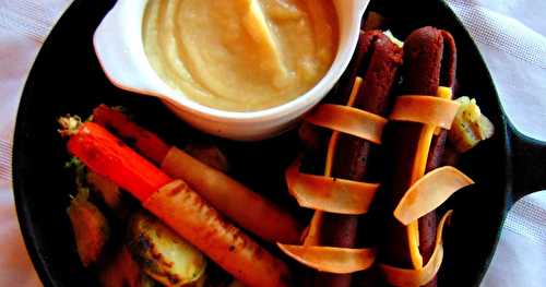 Pommes de terre, choux de bruxelles, saucisses et carottes, avec sauce de chou-fleur