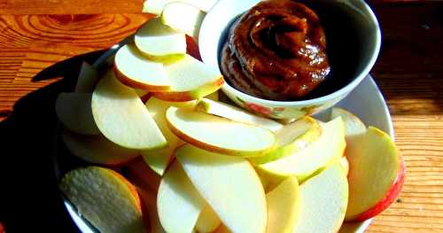 Pommes et trempette de dattes