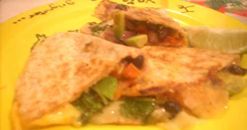 Quesadillas aux haricots noirs, avocat, piment poblano et coriandre