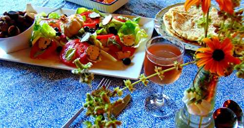 Repas méditerranéen avec salade Caprese